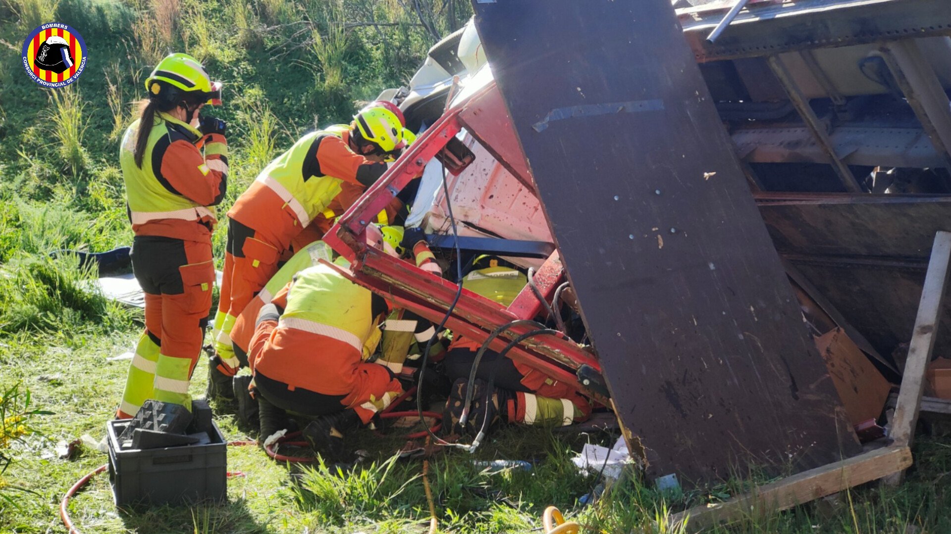 Tragedia en la V-31: Fallece el conductor de un camión tras una salida de vía en Silla 3 HEralt5XwAA BCD