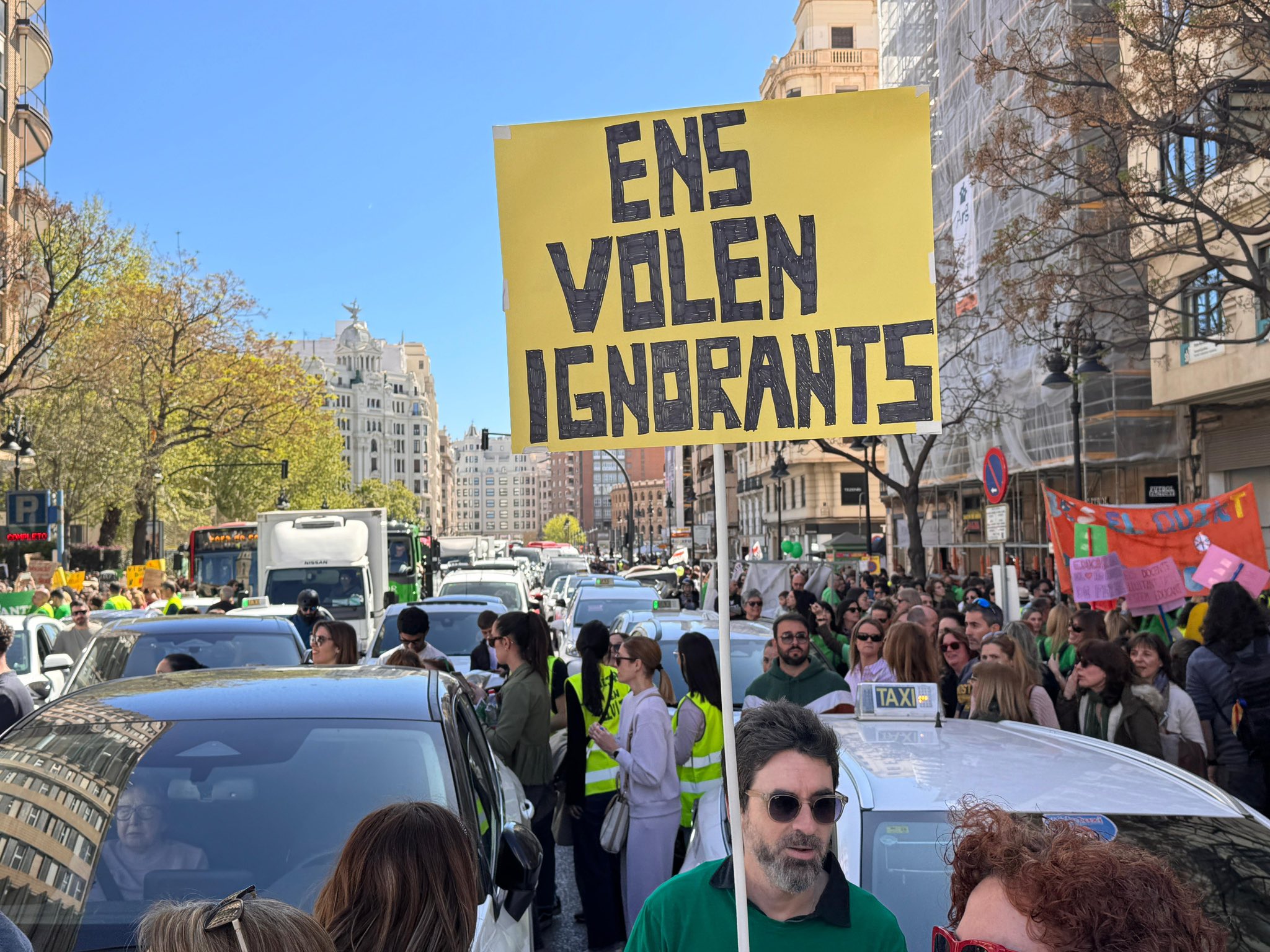 El caos circulatorio marca el inicio de la huelga docente en Valencia por la falta de cortes de tráfico 3 HEu6b sWsAAlacq