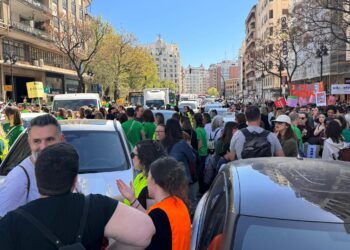 El caos circulatorio marca el inicio de la huelga docente en Valencia por la falta de cortes de tráfico