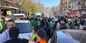 El caos circulatorio marca el inicio de la huelga docente en Valencia por la falta de cortes de tráfico