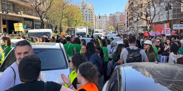 El caos circulatorio marca el inicio de la huelga docente en Valencia por la falta de cortes de tráfico 1 El caos circulatorio marca el inicio de la huelga docente en Valencia por la falta de cortes de tráfico