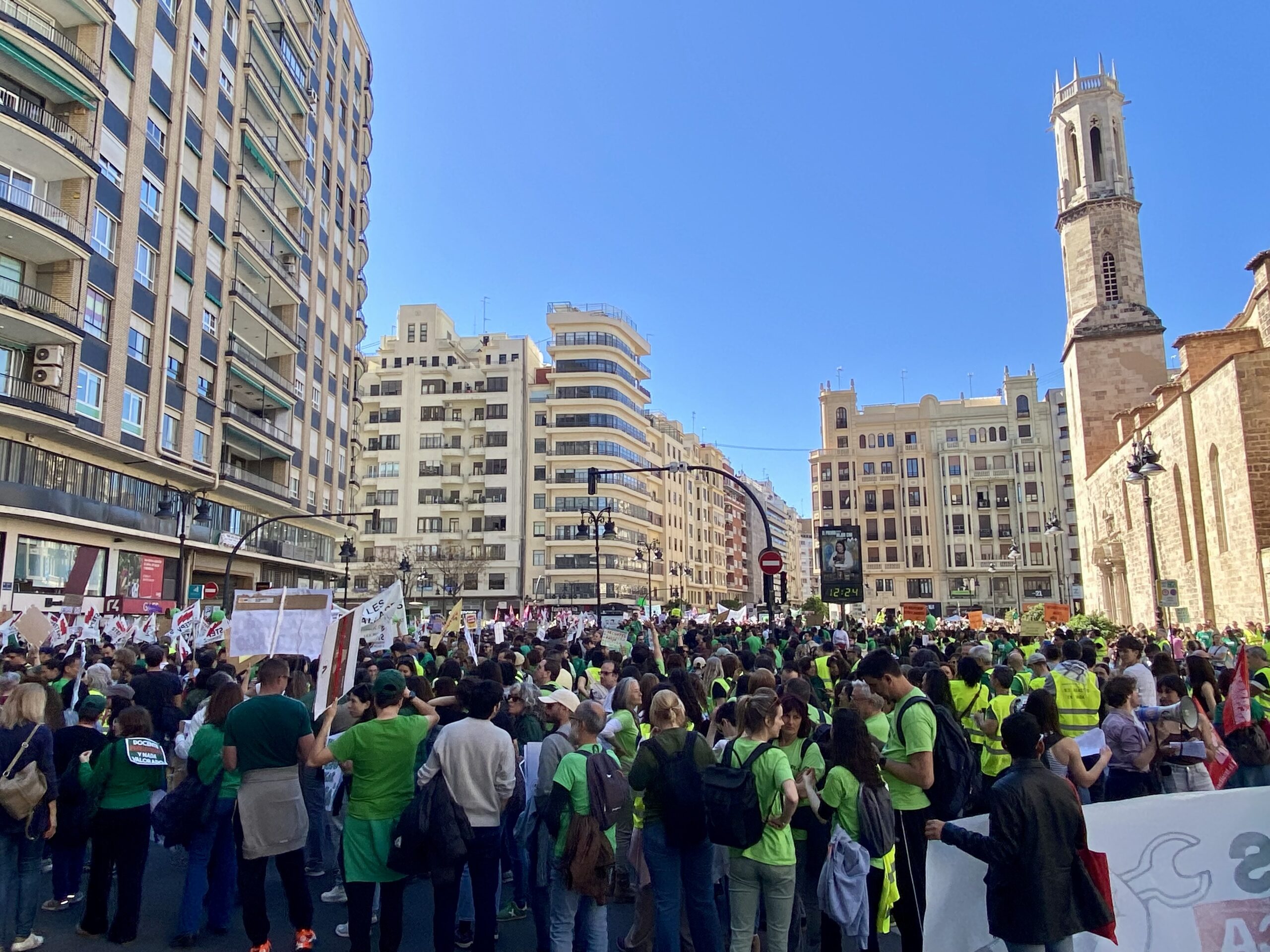 El caos circulatorio marca el inicio de la huelga docente en Valencia por la falta de cortes de tráfico 2 HEvHxnTXsAAioVf scaled