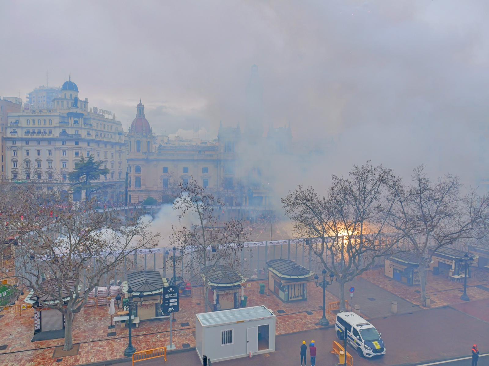 La pólvora desafía al cielo: Pirotecnia Nadal Martí firma una 'mascletà' para el recuerdo bajo la lluvia 8 IMG 0746