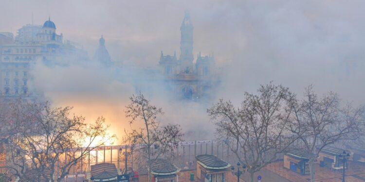 La pólvora desafía al cielo: Pirotecnia Nadal Martí firma una 'mascletà' para el recuerdo bajo la lluvia 1 La pólvora desafía al cielo: Pirotecnia Nadal Martí firma una 'mascletà' para el recuerdo bajo la lluvia