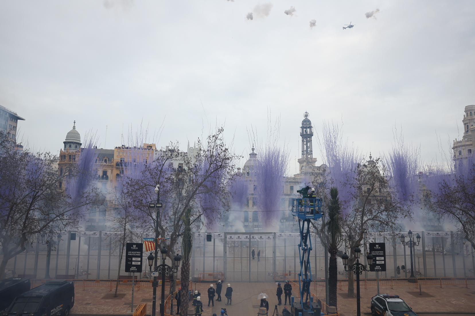 El cielo de Valencia se tiñe de morado: Reyes Martí consagra el 8M en la "Catedral de la Pólvora" en la mascletà 4 IMG 1114