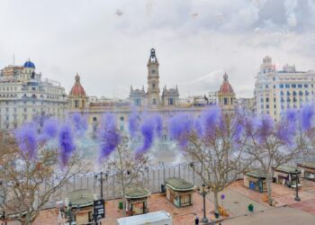El cielo de Valencia se tiñe de morado: Reyes Martí consagra el 8M en la "Catedral de la Pólvora" en la mascletà