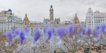 El cielo de Valencia se tiñe de morado: Reyes Martí consagra el 8M en la "Catedral de la Pólvora" en la mascletà