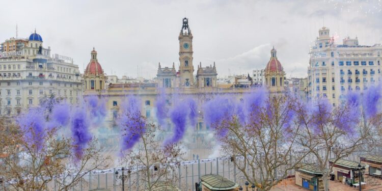 El cielo de Valencia se tiñe de morado: Reyes Martí consagra el 8M en la "Catedral de la Pólvora" en la mascletà 1 El cielo de Valencia se tiñe de morado: Reyes Martí consagra el 8M en la "Catedral de la Pólvora" en la mascletà