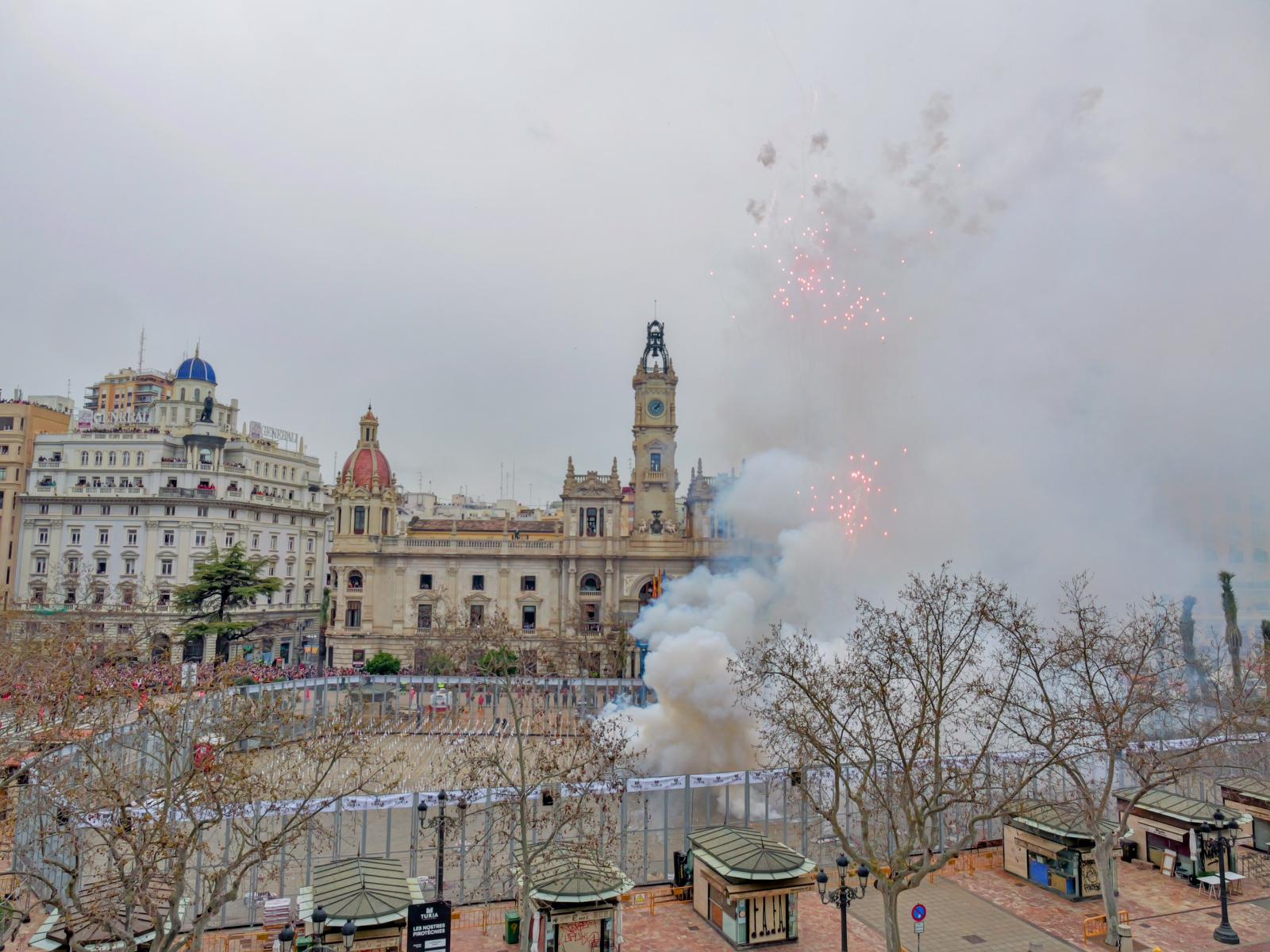 El cielo de Valencia se tiñe de morado: Reyes Martí consagra el 8M en la "Catedral de la Pólvora" en la mascletà 5 IMG 1152