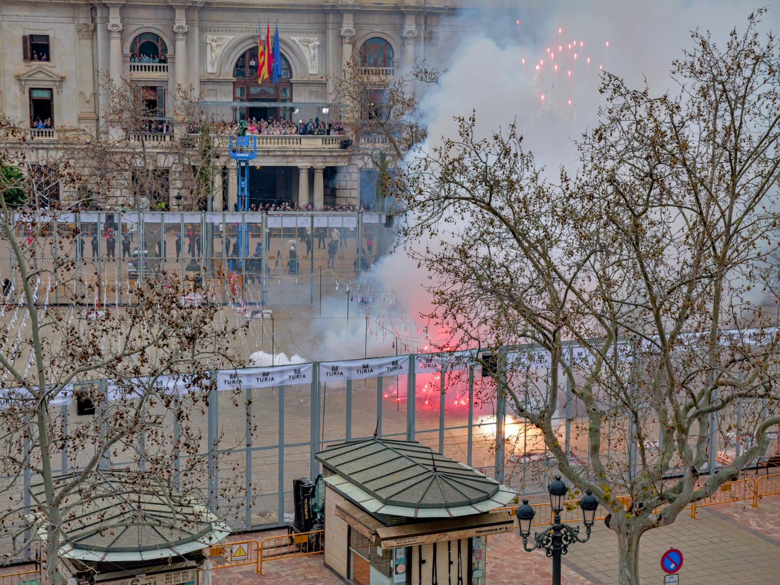 El cielo de Valencia se tiñe de morado: Reyes Martí consagra el 8M en la "Catedral de la Pólvora" en la mascletà 6 IMG 1162