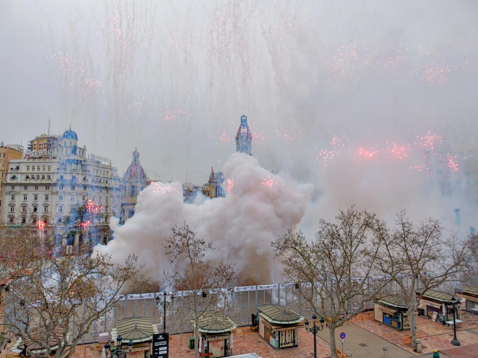 El cielo de Valencia se tiñe de morado: Reyes Martí consagra el 8M en la "Catedral de la Pólvora" en la mascletà 7 IMG 1167