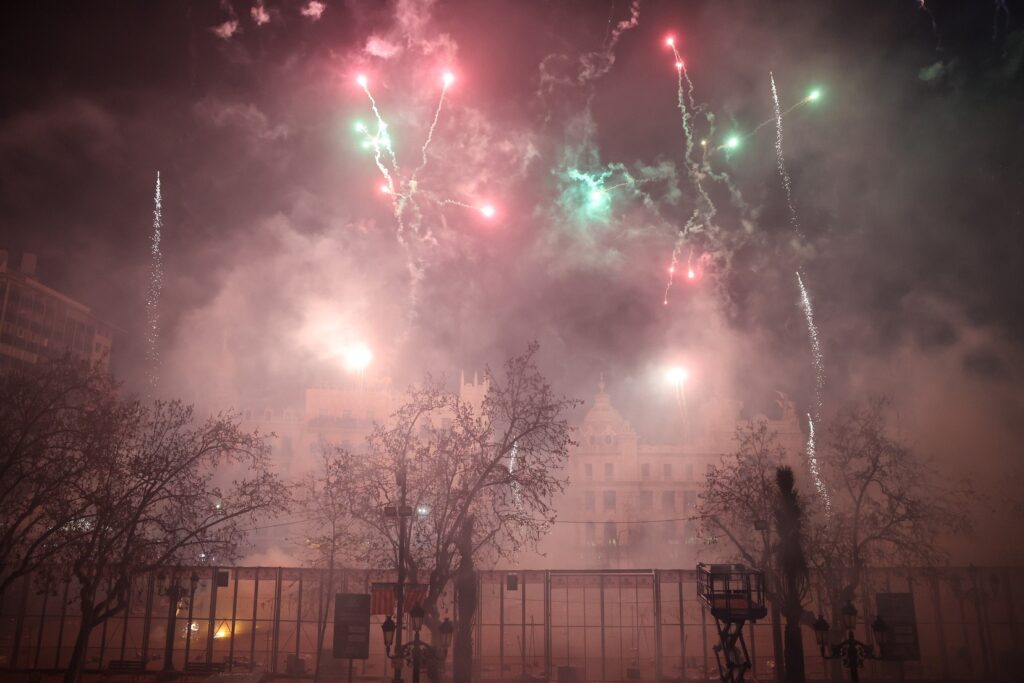 El estruendo de Pirotécnia Tamarit despide los disparos nocturnos en el consistorio 3 IMG 2037