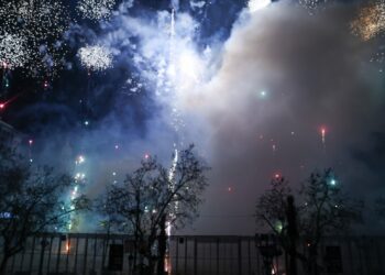 El estruendo de Pirotécnia Tamarit despide los disparos nocturnos en el consistorio