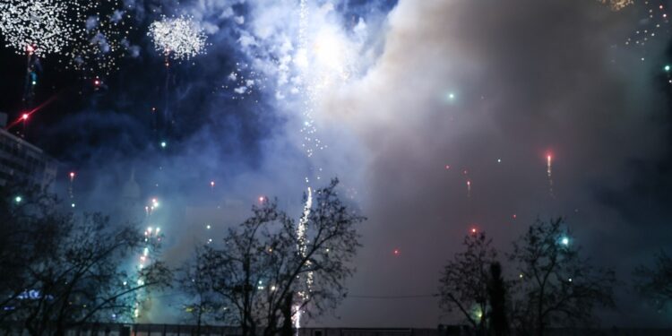 El estruendo de Pirotécnia Tamarit despide los disparos nocturnos en el consistorio 1 El estruendo de Pirotécnia Tamarit despide los disparos nocturnos en el consistorio