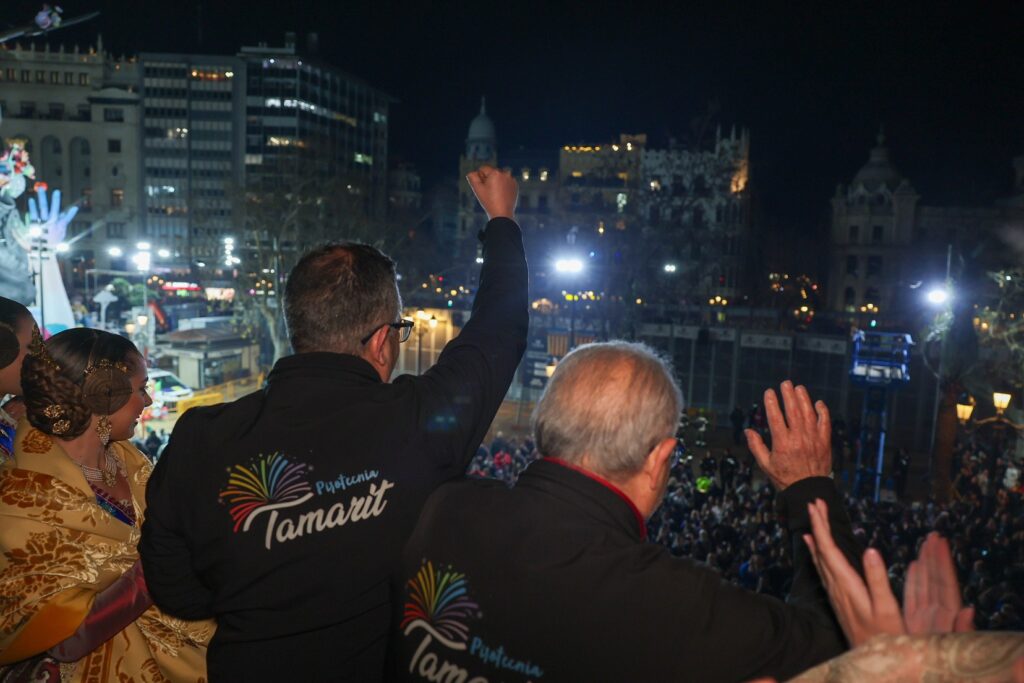 El estruendo de Pirotécnia Tamarit despide los disparos nocturnos en el consistorio 4 IMG 2055