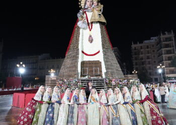 La Fallera Mayor Infantil entró pasadas las 2:30h en la plaza de la Virgen y la Ofrenda acabó pasadas las 3 de la madrugada