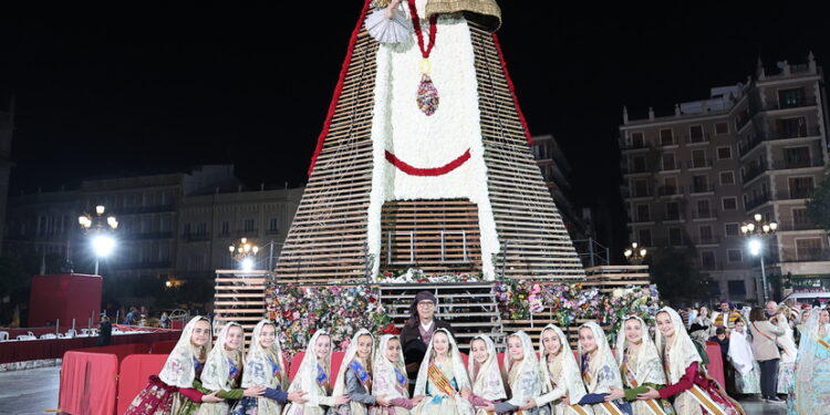 La Fallera Mayor Infantil entró pasadas las 2:30h en la plaza de la Virgen y la Ofrenda acabó pasadas las 3 de la madrugada