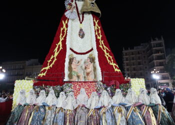 Carmen Prades cierra la Ofrenda de Fallas 2026 y llega a la plaza cerca de las 2 de la madrugada