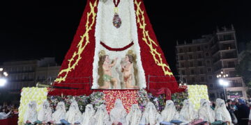 Carmen Prades cierra la Ofrenda de Fallas 2026 y llega a la plaza cerca de las 2 de la madrugada