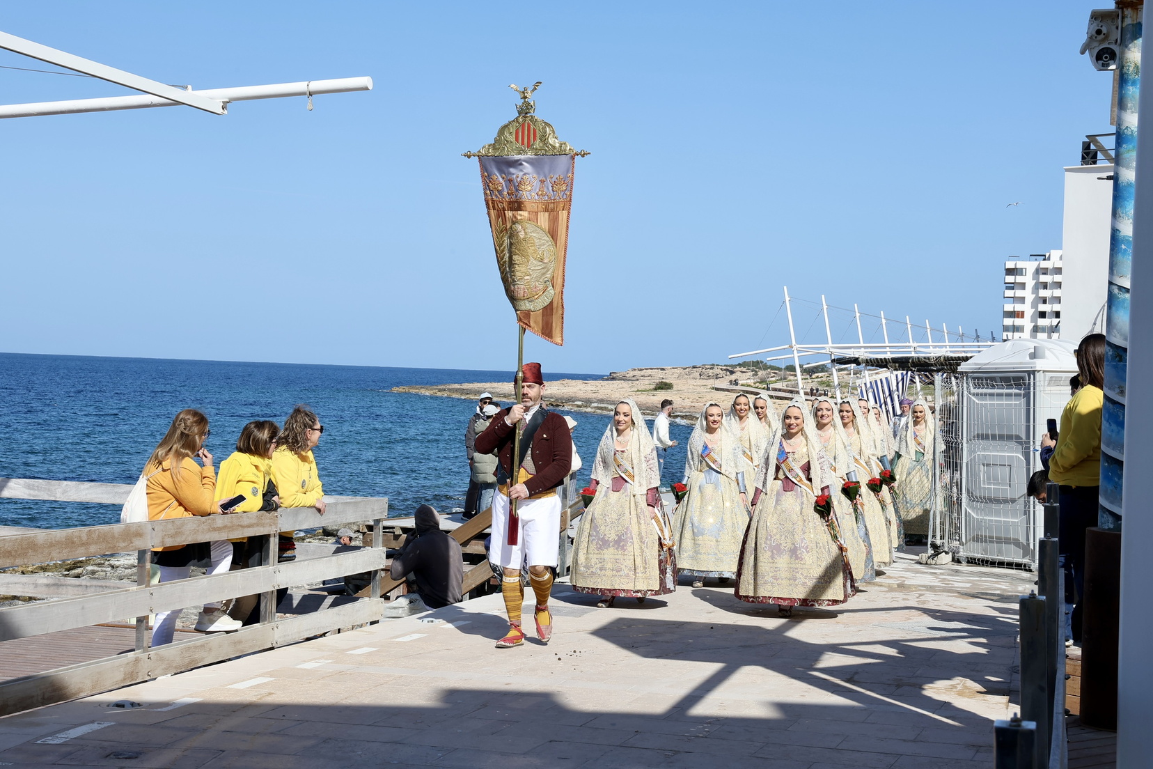 El espíritu fallero conquista Ibiza: Las "Bodas de Plata" de la Falla El Toro hacen historia en Sant Antoni 8 IMG 3589
