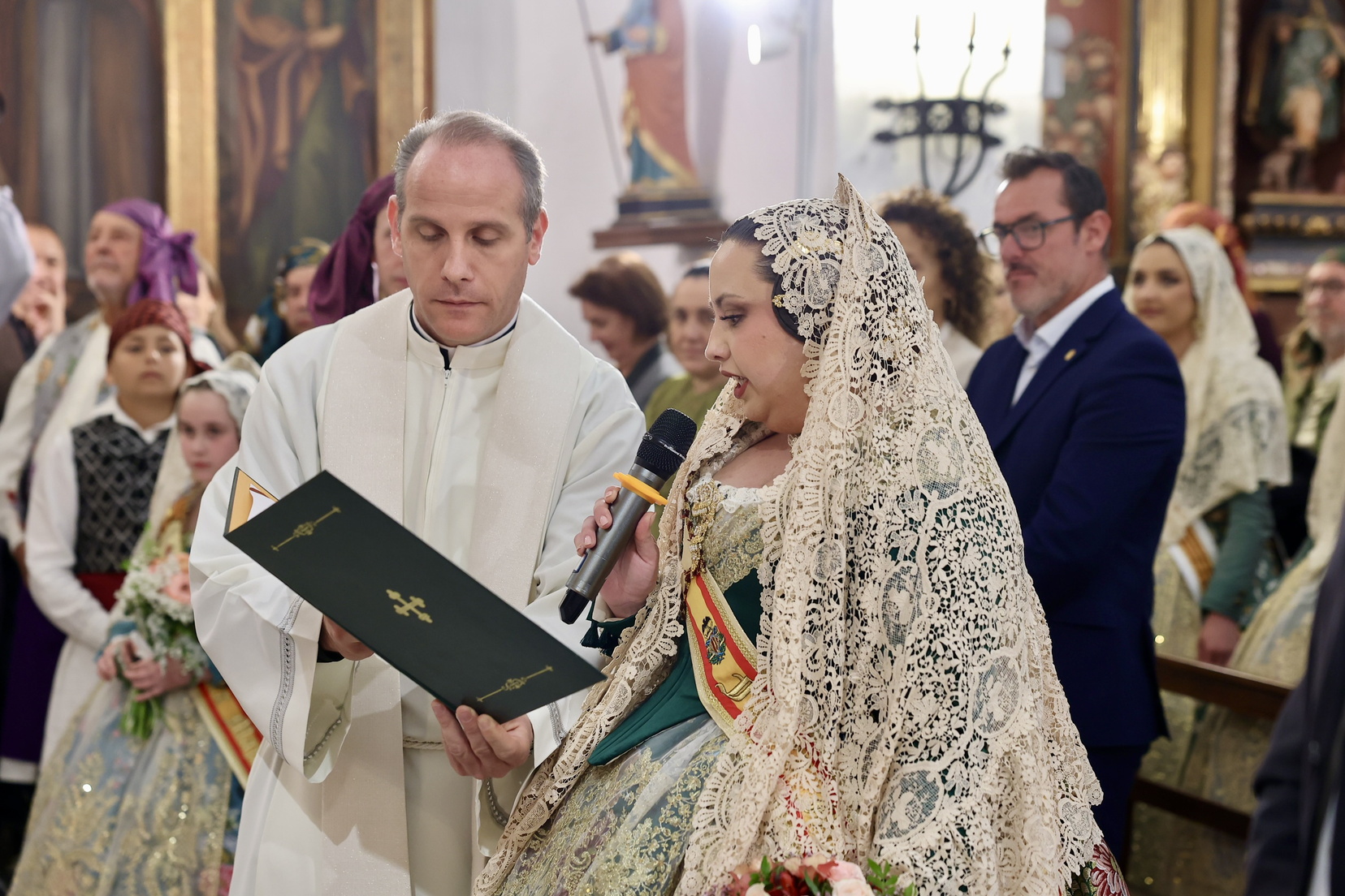 El espíritu fallero conquista Ibiza: Las "Bodas de Plata" de la Falla El Toro hacen historia en Sant Antoni 19 IMG 3605