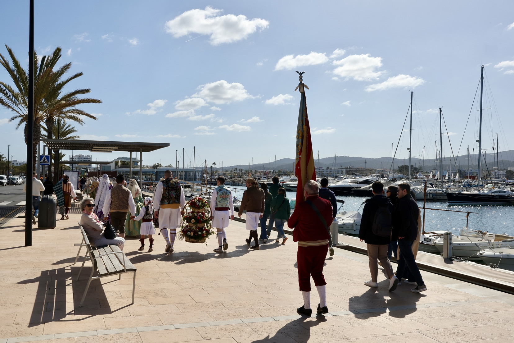 El espíritu fallero conquista Ibiza: Las "Bodas de Plata" de la Falla El Toro hacen historia en Sant Antoni 12 IMG 3608