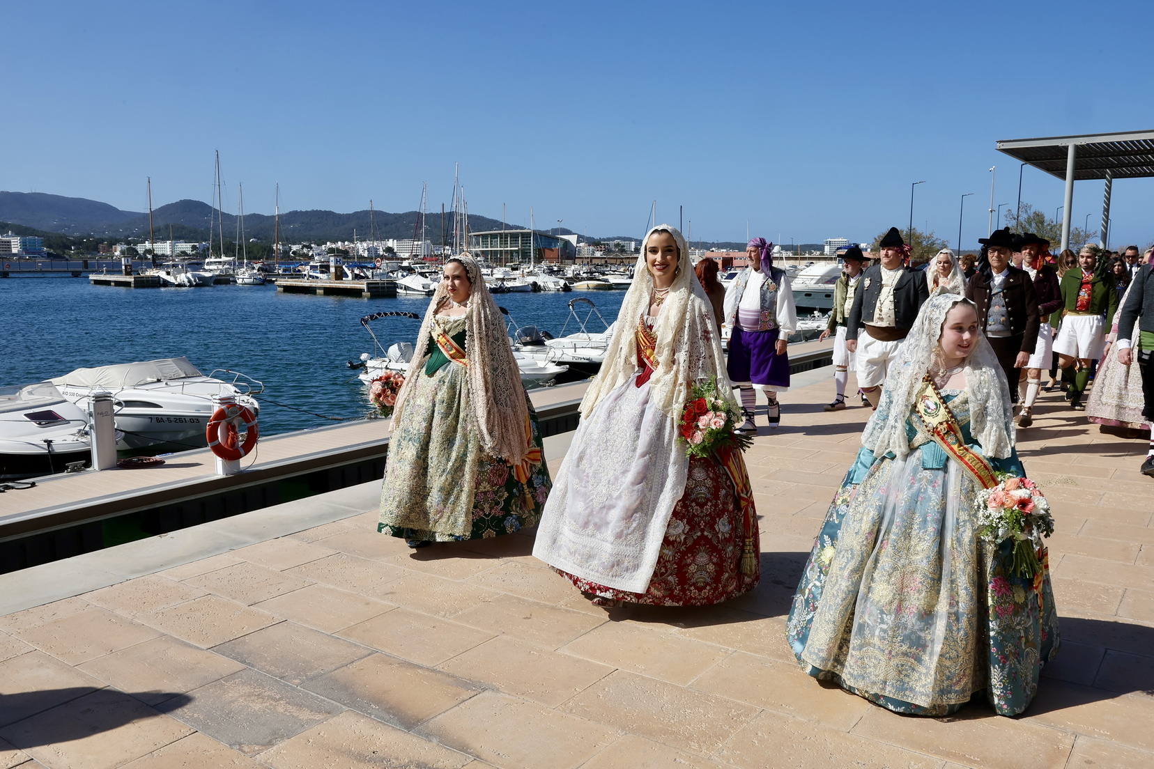 El espíritu fallero conquista Ibiza: Las "Bodas de Plata" de la Falla El Toro hacen historia en Sant Antoni 11 IMG 3623