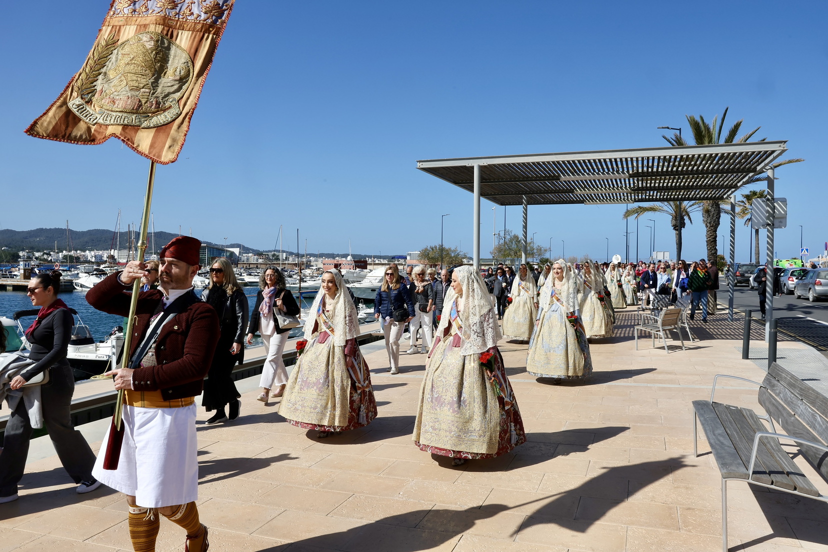 El espíritu fallero conquista Ibiza: Las "Bodas de Plata" de la Falla El Toro hacen historia en Sant Antoni 10 IMG 3632