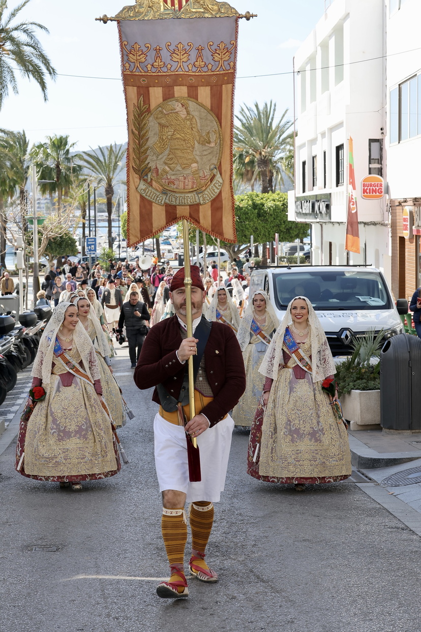 El espíritu fallero conquista Ibiza: Las "Bodas de Plata" de la Falla El Toro hacen historia en Sant Antoni 9 IMG 3635