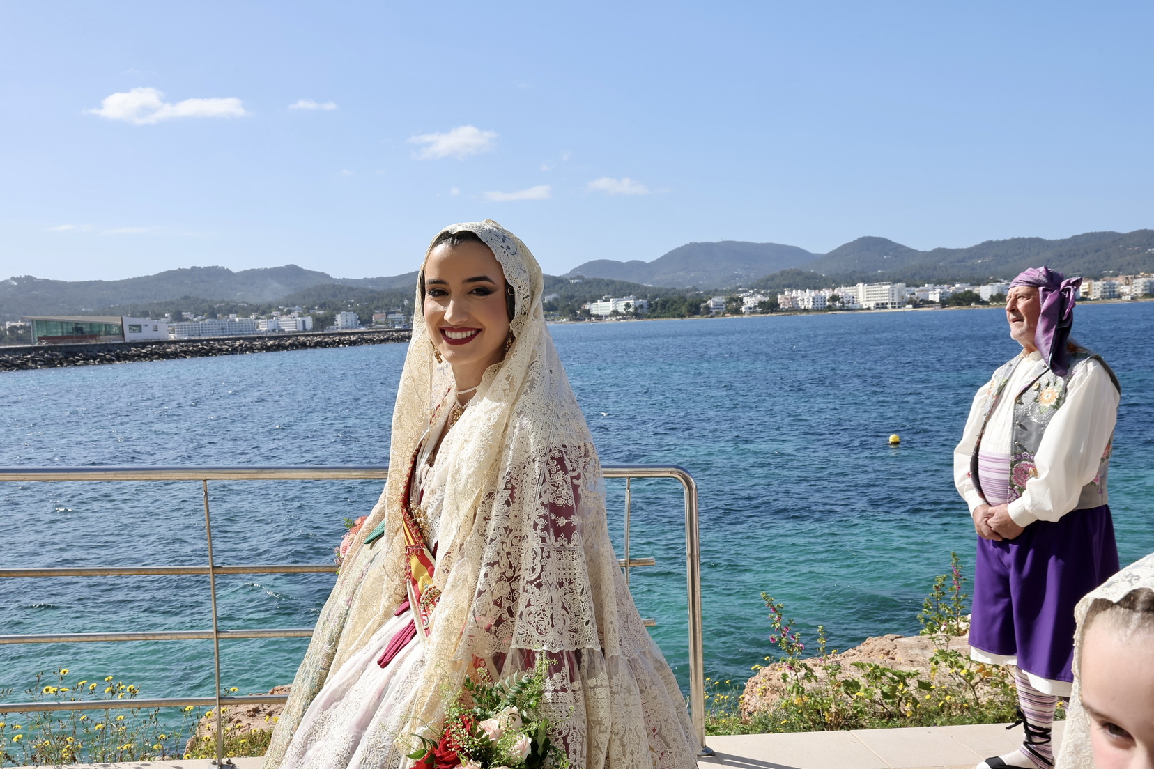 El espíritu fallero conquista Ibiza: Las "Bodas de Plata" de la Falla El Toro hacen historia en Sant Antoni 13 IMG 3673