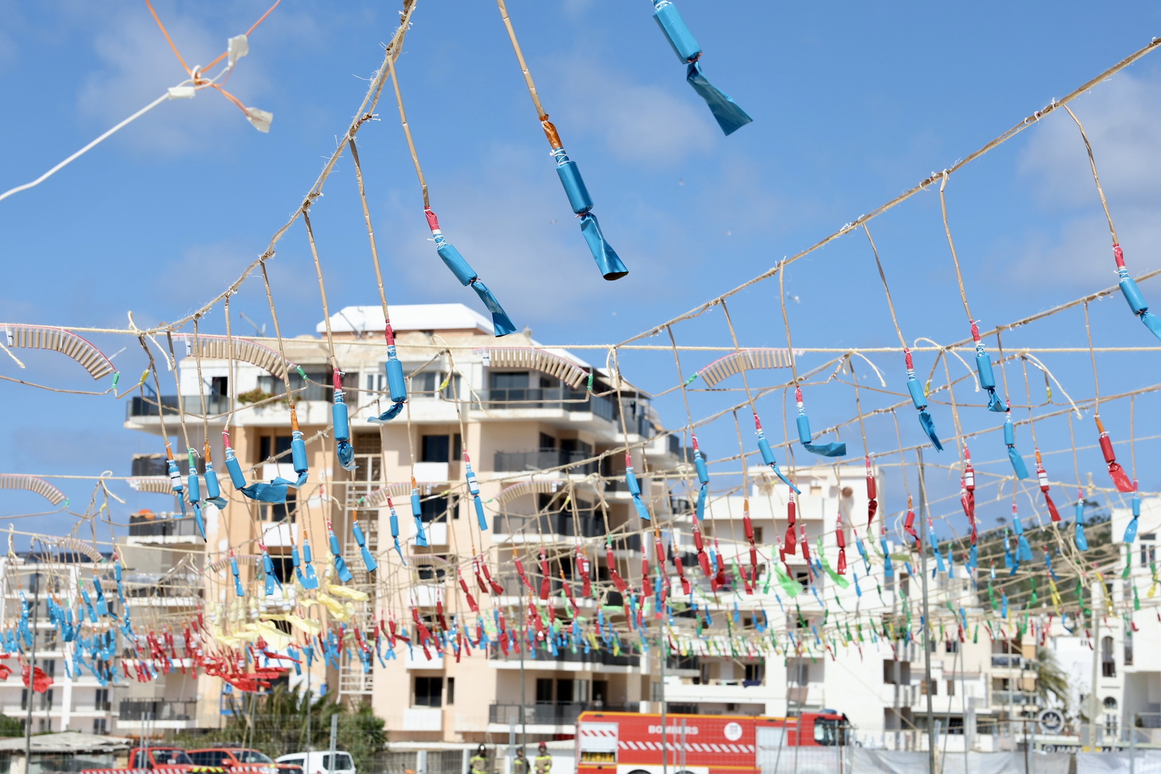 El espíritu fallero conquista Ibiza: Las "Bodas de Plata" de la Falla El Toro hacen historia en Sant Antoni 2 El espíritu fallero conquista Ibiza: Las "Bodas de Plata" de la Falla El Toro hacen historia en Sant Antoni