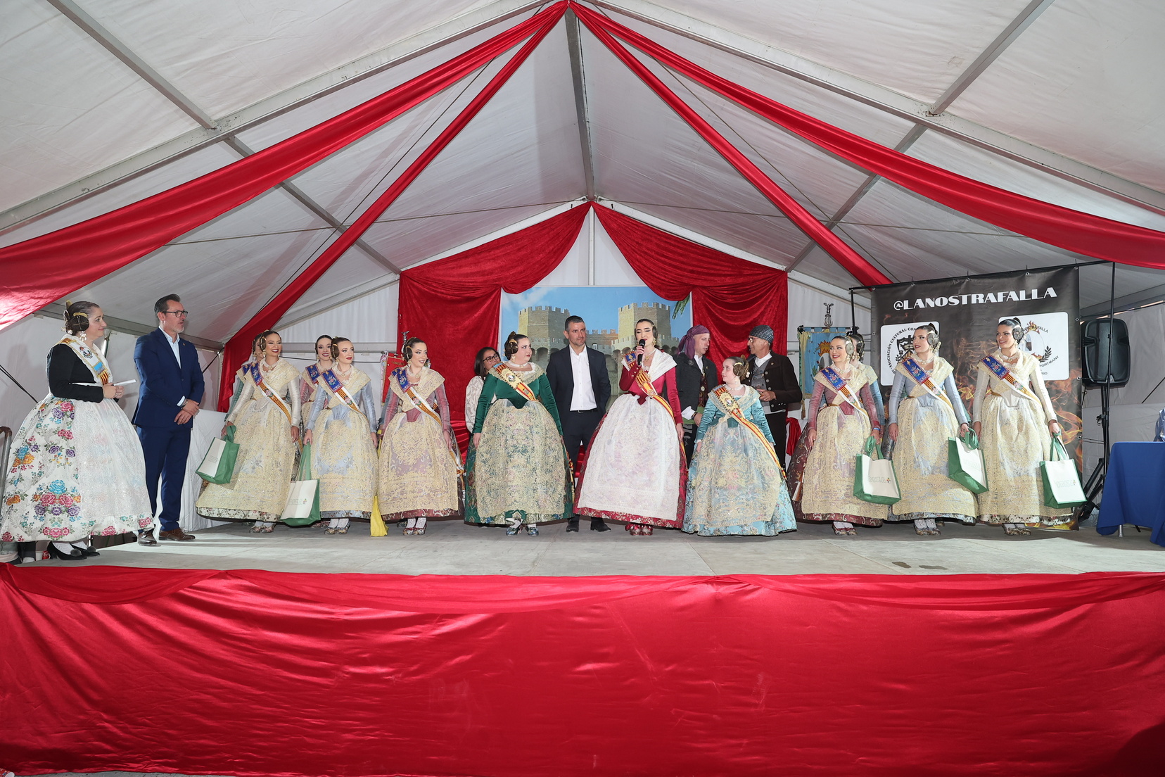 El espíritu fallero conquista Ibiza: Las "Bodas de Plata" de la Falla El Toro hacen historia en Sant Antoni 20 IMG 3729