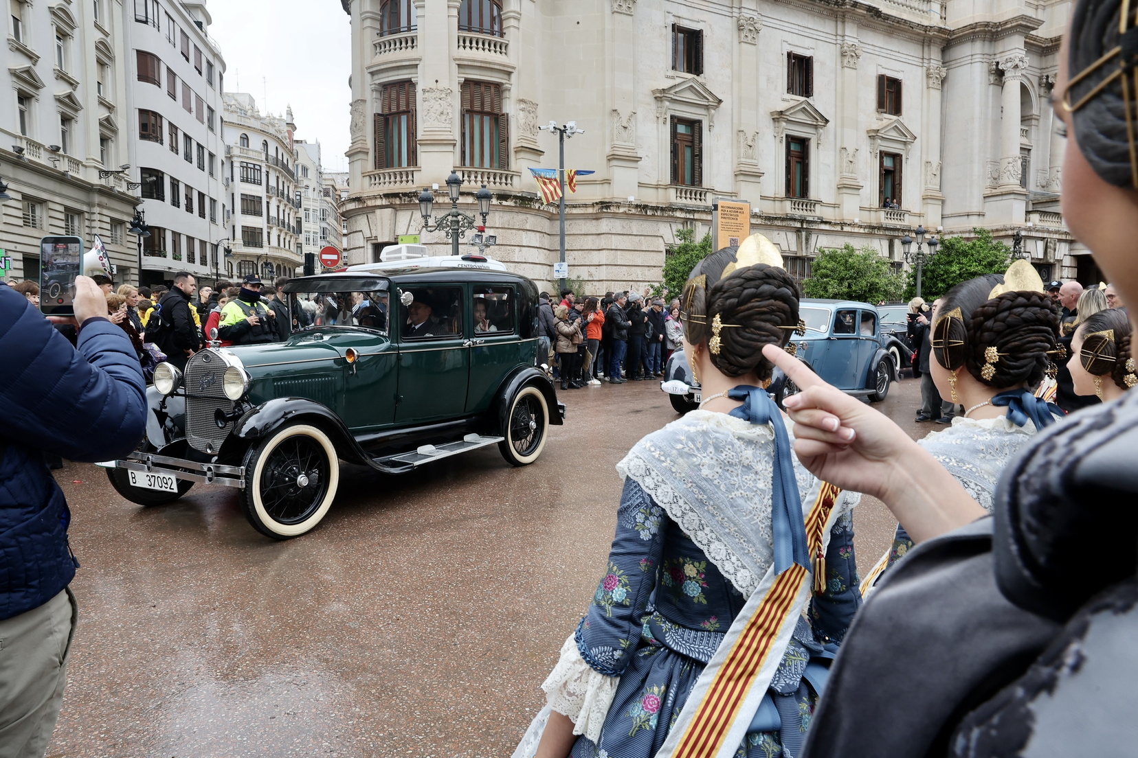 El motor de la tradición: Valencia celebra la 55ª edición de la Ronda Fallera de Coches del Antigor 5 IMG 4188