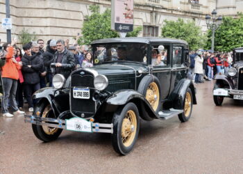 Valencia celebra la 55ª edición de la Ronda Fallera de Coches del Antigor