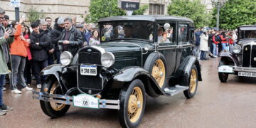 Valencia celebra la 55ª edición de la Ronda Fallera de Coches del Antigor