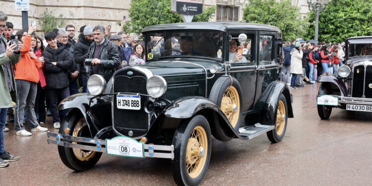 El motor de la tradición: Valencia celebra la 55ª edición de la Ronda Fallera de Coches del Antigor 1 Valencia celebra la 55ª edición de la Ronda Fallera de Coches del Antigor