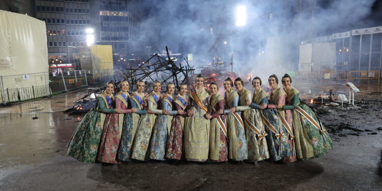 La Falla Municipal Hope ardió rápidamente poniendo fin a las Fallas 2026