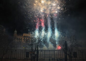 La pólvora de Pirotecnia Crespo conquista la noche valenciana con el espectáculo "Estrellas en el cielo"