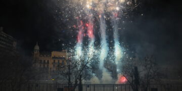 La pólvora de Pirotecnia Crespo conquista la noche valenciana con el espectáculo "Estrellas en el cielo"