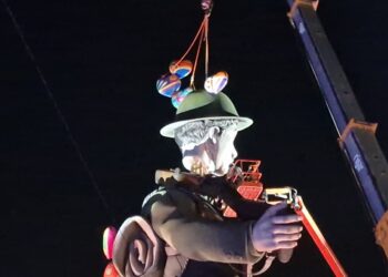 La falla municipal corono sus 27 metros de altura con un espectaculo piromusical 20260312 210648 1 Mediana