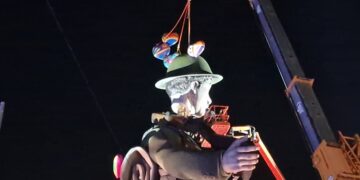 La falla municipal corono sus 27 metros de altura con un espectaculo piromusical 20260312 210648 1 Mediana