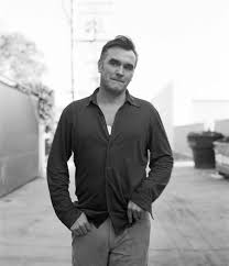 Morrissey sucumbe a las Fallas: el divo de Manchester no soporta la noche valenciana