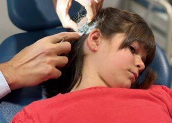 El Hospital Vithas Valencia 9 de Octubre implanta el primer sistema coclear inteligente diseñado para mejorar la audición de personas con pérdida auditiva severa