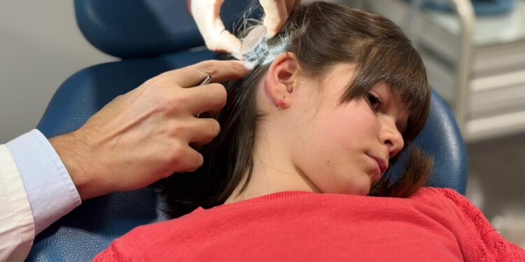 El Hospital Vithas Valencia 9 de Octubre implanta el primer sistema cochlear inteligente diseñado para mejorar la audición de personas con pérdida auditiva severa 1 El Hospital Vithas Valencia 9 de Octubre implanta el primer sistema coclear inteligente diseñado para mejorar la audición de personas con pérdida auditiva severa