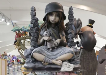 El espejo de la memoria: ‘La niña de la guerra’ se alza con el Ninot Indultat 2026