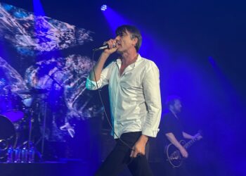 Suede desata su magnetismo en la sala Auditorio Roig Arena