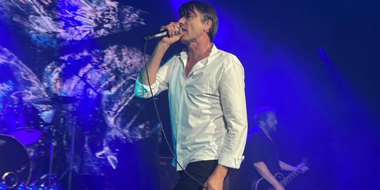 Suede desata su magnetismo en la sala Auditorio Roig Arena
