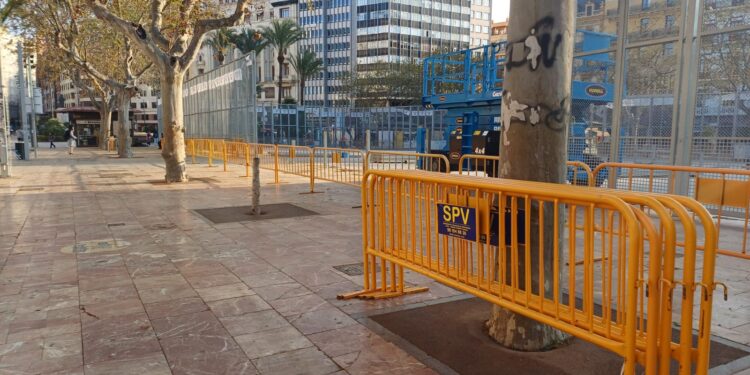 Valencia retira 12 kilometros de vallas para recuperar la fluidez tras las Fallas 2