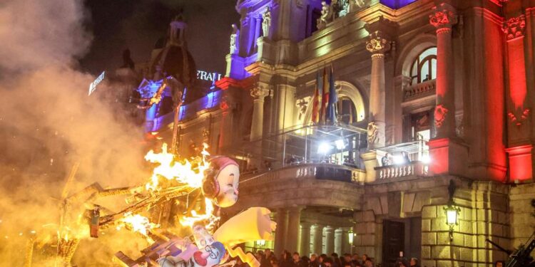 La carrera por las Fallas Municipales 2027: Seis proyectos aspiran a reinar en la Plaza del Ayuntamiento