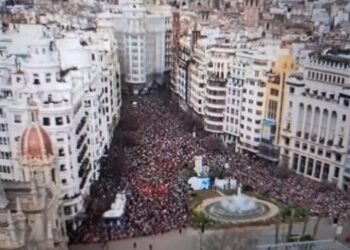 La zona para discapacitados y personas con movilidad reducida insuficiente en la primera mascletà